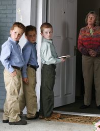 Desperate Housewives – Lynette hat mal wieder Probleme mit ihren Jungs (Brent Kinsmann, Shane Kinsman und Zane Huett, r.). Aber diesmal sind sie wirklich zu weit gegangen, denn sie haben bei der Nachbarin, Mrs. McCluskey (Kathryn Joosten, r.) gestohlen. Um sich zu entschuldigen, schreiben sie einen Entschuldigungsbrief, aber damit ist es noch lange nicht vorbei ...