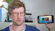 neuneinhalb - Deine Reporter – Sie stecken in Smartphones, Kameras oder elektrischen Zahnbürsten: Akkus. Robert findet heraus, was in ihnen steckt und warum Akkus eine große Zukunft bevorsteht.