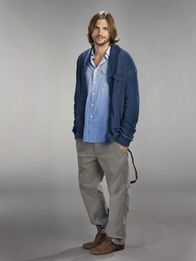 Two and a Half Men – (9. Staffel) - Ein suizidgefährdeter Internet-Milliardär, der eine starke Anziehungskraft auf Frauen hat, sie aber nicht bewusst ausnutzt: Walden Schmidt (Ashton Kutcher) ...