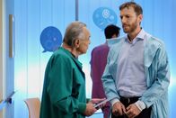 In aller Freundschaft – Er weiß, dass sich für die Gerdes' jetzt alles zu wiederholen scheint, aber leider ist die OP tatsächlich Robins letzte Rettung.