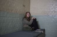 Back to Life – Wieder im Knast: Miri (Daisy Haggard) ist verzweifelt.