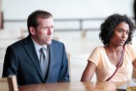 Death in Paradise – Death in Paradise Mord an Bord - Spot the Difference Staffel 1, Episode 5 Zeugenbefragung: Ben Miller als DI Richard Poole, Sara Martins als Camille Bordey