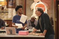 Superior Donuts – Franco (Jermaine Fowler, l.); Arthur (Judd Hirsch, r.)