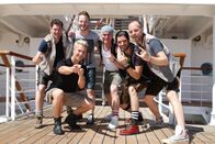 Verrückt nach Meer – Die Band "voXXclub" posiert auf dem Außendeck der "Grand Lady". Für die 5. Staffel der Doku-Serie "Verrückt nach Meer" waren die sechs Jungs, die die Volksmusik aufmischen, von Curacao bis Marseille an Bord.