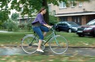 Die Verdächtige – Hana (Klara Meliskova) ist mit dem Fahrrad unterwegs.