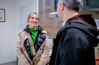 Sturm der Liebe – Greta (Laura Osswald, l.) ist angenehm überrascht vom Gentleman Miro (Pabo Sprungala, r.).; ARD STURM DER LIEBE FOLGE 4294 Uhr im ERSTEN. Greta (Laura Osswald, l.) ist angenehm überrascht vom Gentleman Miro (Pabo Sprungala, r.).