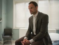 Elementary – Sherlock Holmes (Jonny Lee Miller) ist sehr frustriert über seine langsame Genesung. Kann er trotzdem seinen neuen Fall lösen?