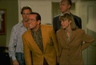 Greedy - Erben will gelernt sein – Um an das Erbe des gebrechlichen Onkel Joe zu kommen, versuchen Patti (Colleen Camp, r.), Carl (Ed Begley Jr., 2.v.r.), Frank (Phil Hartman, 2.v.l.) und Glen (Jere Burns, l.) alles ...