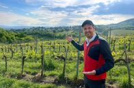 Was kostet... – Wie teuer ist ein Urlaub in Wien? "Was kostet...?"-Reporter Johannes Zenglein ist fünf Tage in Wien unterwegs und findet es heraus. Kommt er mit einem Budget von 500 Euro aus? Vor den Toren Wiens wird Wein angebaut. Johannes Zenglein wandert durch die Weinberge und findet heraus, ob die Unterkünfte etwas außerhalb der Stadt günstiger sind als im Zentrum.