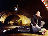 Tatort – Zur falschen Zeit, am falschen Ort: Hauptkommissar Kain (Bernd Michael Lade) kniet neben dem Toten Martin Kubelka (Mario Irrek).
