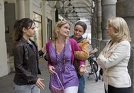 Der Dicke – Yasmin (Sophie Dal, l.), Isabel von Brede (Karin Postel, r.) und Gudrun (Katrin Pollit, 2.v.r.) schnappen sich die illegale russische Putzfrau Irina (Gunda Ebert, 2.v.l.). Hat sie ihre Kunden bestohlen?