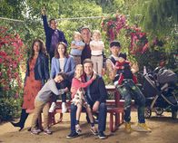 Single Parents – (1. Staffel) - Poppy Banks (Kimrie Lewis); Rory Banks (Devin Trey Campbell); Angie D'Amato (Leighton Meester, oben); Graham D'Amato (Tyler Wladis, unten); Amy Fogerty (Ella Allan, oben); Sophie Cooper (Marlow Barkley, unten); Douglas Fogerty (Brad Garrett, oben); Will Cooper (Taran Killam, unten); Emma Fogerty (Mia Allan); Miggy Park (Jake Choi)