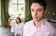 Sturm der Liebe – Robert (Lorenzo Patané, r.) macht Eva (Uta Kargel, l.) einen schockierenden Vorschlag.