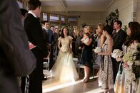 Charmed - Zauberhafte Hexen – Aus der Verlobung von Paige (Rose McGowan, M.) und Henry (Ivan Sergei, l.) wurde eine Heirat ...