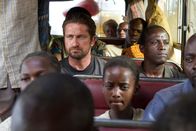 Machine Gun Preacher – Bildmitte: Sam (Gerald Butler, l.), Deng (Souleymane Sy Savane, r.)