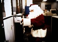 Agentin mit Herz – Mit einer Pistole hält Weihnachtsmann Lee (Bruce Boxleitner, M.) die Gangster in Schach ...