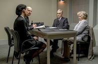 Geheimnis eines Lebens – Die Detectives Hart (Nina Sosanya, li.) und Adams (Laurence Spellman) vernehmen Joan (Judi Dench). Ihr Sohn Nick (Ben Miles, 2. v. re.) weiß von nichts.