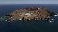 Neuseeland von oben (3sat) – "White Island" ist die Spitze einer aktiven Vulkaninsel Neuseelands, allein bewohnt von einer Tölpel-Kolonie.