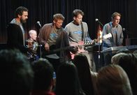 Desperate Housewives – Das "Battle of the Bands"-Konzert steht an: Carlos (Ricardo Antonio Chavira, l.), Dave (Neal McDonough, 2.v.l.), Tom (Doug Savant, M.), Mike (James Denton, 2.v.r.) und Orson (Kyle MacLachlan, r.) geben ihr Bestes ...