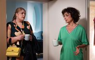 In aller Freundschaft – Linda Schneider (Isabel Varell, re.) schimpft sich bei ihrer Tochter Miriam (Christina Petersen, li.) darüber aus, dass sich die Radfahrerin, die sie umgefahren hat, nicht einmal entschuldigt hat. Linda bleibt wahrscheinlich nichts anderes übrig, als sie anzuzeigen. Was Linda nicht weiß, dass ihre Unfallgegnerin ausgerechnet die Freundin ihrer Tochter ist.