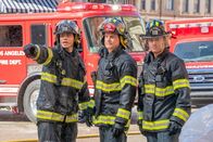 9-1-1 Notruf L.A. – (v.l.n.r.) Evan "Buck" Buckley (Oliver Stark); Bobby Nash (Peter Krause); Eddie Diaz (Ryan Guzman)