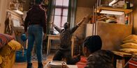 Totem – Ama (Amani-Jean Philippe) spielt mit ihrem Vater Babacar (Emmanuel Ohene Boafo) in der Küche Ball. Ihr Bruder Abi (Liam Romney) schaut zu.