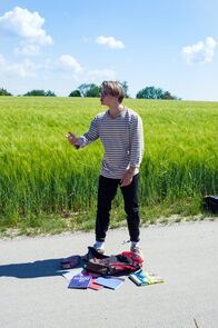 TanzAlarm – Nachdem der Junge mit dem TanzTapir zusammen gestoßen ist, ist er außer sich. Er verpasst seinen Bus, welcher ihn pünktlich zu seiner Prüfung bringen sollte.