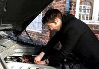 Rote Rosen – ARD ROTE ROSEN FOLGE 1039 Uhr im ERSTEN. Falk (Guido Broscheit) kann die, in seinem Wagen versteckte Bombe, im letzten Moment entschärfen.