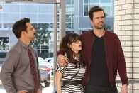 New Girl – Um bei einem sexistischen Autohändler ein Auto kaufen zu können, erschafft Jess (Zooey Deschanel, M.) einen fiktiven Mann, doch als sowohl Nick (Jake Johnson, l.) als auch Sam (David Walton, r.) in dem Autohaus auftauchen und behaupten, Jeff Day zu sein, geht der Plan nach hinten los ...