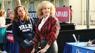 The Goldbergs – Wer hat die begabteren Kinder? (l-r): Annie Mumolo als Betsy Rubenstone, Wendi McLendon-Covey als Beverly Goldberg