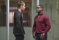 This Is Us - Das ist Leben – Kevin Pearson (Justin Hartley, l.); Randall Pearson (Sterling K. Brown, r.)