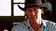 Cowboys vs. Dinosaurs – Cowboy Val Walker (Rib Hillis) muss sich mit seinem Erzfeind Sheriff Henry zusammenschließen.
