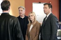 Navy CIS – Als ein Soldat ermordet wird, müssen Gibbs (Mark Harmon, 2.v.l.), McGee (Sean Murray, l.), Bishop (Emily Wickersham, 2.v.r.) und Tony (Michael Weatherly, r.) mit der Cyber-Abteilung des NCIS zusammenarbeiten
