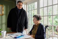 In aller Freundschaft – Luise Brenner (Monika Lennartz) wohnt seit ihrem Schlaganfall wieder bei ihrem Sohn Hans-Peter (Michael Trischan), will ihm aber nicht zur Last fallen. Hans-Peter hetzt ständig zur Klinik und wieder nach Hause. Doch er hält an seinem Plan fest: Er will sich um seine Mutter kümmern. Allerdings lässt ihn der chronische Schluckauf einer Patientin nicht ruhen und dann kommt der möglicherweise rettende Hinweis ausgerechnet von seiner Mutter und Hans-Peter hetzt wieder zur Klinik.