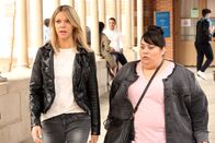 The Mick – Mick (Kaitlin Olson, l.) und Alba (Carla Jimenez, r.) haben einen nicht ganz legalen Plan, um Sabrina in Yale einzuschleusen ...