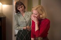 Carol – Carol (Cate Blanchett, rechts) und Therese (Rooney Mara) werden Opfer einer Intrige.