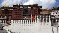 Straße der Achttausender – Chinesische Fahne vor dem Potala in Lhasa.
