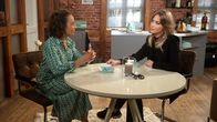 Rote Rosen – Amelie (Lara-Isabelle Rentinck, r.) schöpft durch den überraschend vertrauten Austausch mit Birgit (Janina Sachau, l.) neuen Lebensmut