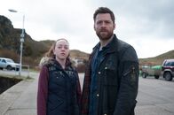 From Darkness – Norrie (Richard Rankin) ist schwer enttäuscht, als er sieht, was Megan (Cora Tsang) gefunden hat, kurz nachdem Claire gegangen ist.