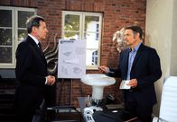 Rote Rosen – ARD ROTE ROSEN FOLGE 1844 Uhr im ERSTEN. Drechsler (Klaus Christian Schreiber, r.) will die Trabrennbahn schnellstmöglich abreißen, doch Gunter (Hermann Toelck, l.) kann das mit einer einstweiligen Verfügung verhindern.