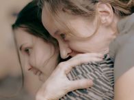 ORF-Premiere: Hannes – v.li.: Nele (Lisa Vicari), Verena (Jeanette Hain).