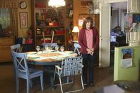 The Middle – Frankie (Patricia Heaton) ist aufgeregt, als sie endlich Axls Freundin kennenlernt. Doch wie sird sie auf deren ungewöhnliche Eigenschaft reagieren?