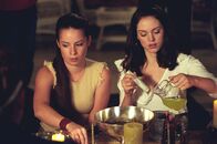 Charmed - Zauberhafte Hexen – Um etwas mehr über die Musen herauszufinden, forschen Piper (Holly Marie Combs, l.) und Paige (Rose McGowan, r.) im Buch der Schatten und brauen einen Trank.
