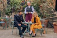Signora Volpe – Polizist Giovanni (Giovanni Cirfiera) und Sylvia (Emilia Fox) kommen sich auch privat näher.