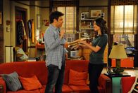 How I Met Your Mother – Die Freunde hatten eine ganz besondere Vorstellung vom Jahr 2006 - doch leider ist es etwas anders eingetreten: Ted (Josh Radnor, l.) und Robin (Cobie Smulders, r.) ...
