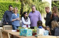 Modern Family – V.l.: Phil (Ty Burrell), Claire (Julie Bowen), Alex (Ariel Winter), Cameron (Eric Stonestreet), Lily (Aubrey Anderson-Emmons), Mitchell (Jesse Tyler Ferguson), Gloria (Sofía Vergara), Haley (Sarah Hyland)