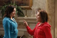 Crazy Ex-Girlfriend – (v.l.n.r.) Naomi (Tovah Feldshuh); Rebecca Bunch (Rachel Bloom)