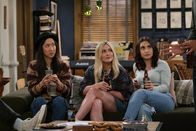 How I Met Your Father – (v.l.n.r.) Ellen (Tien Tran); Sophie (Hilary Duff); Valentina (Francia Raisa)