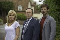 Inspector Barnaby – Nadine Campbell (Michelle Collins, l.) misstraut ihrem Mann. Inspector Barnaby (Neil Dudgeon, M.) und Sergeant Nelson (Gwilym Lee, r.) fragen sich, warum.