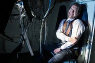 Mayday - Alarm im Cockpit – Flugbegleiter Richard Demary (gespielt von Spencer Robson), der nach dem Absturz des US-Air-Flugs 1016 immer noch in seinem Notsitz angeschnallt ist. (Bildnachweis: Cineflix/Darren Goldstein)